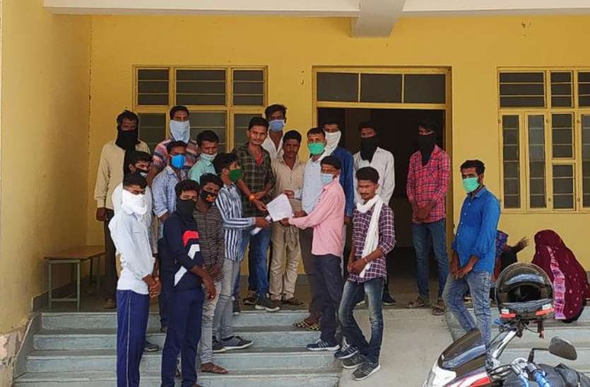 बीएसटीसी कर रहे युवाओं ने किया विरोध प्रदर्शन बीएसटीसी कर रहे युवाओं ने किया विरोध प्रदर्शन