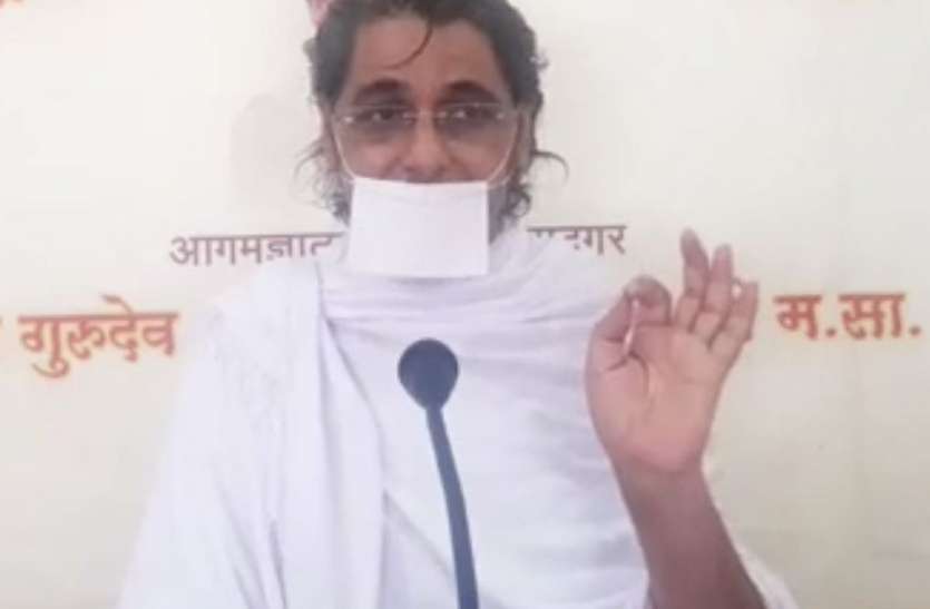 केवल अक्षर ज्ञान से जीवन की सार्थकता नहीं मिलती केवल अक्षर ज्ञान से जीवन की सार्थकता नहीं मिलती