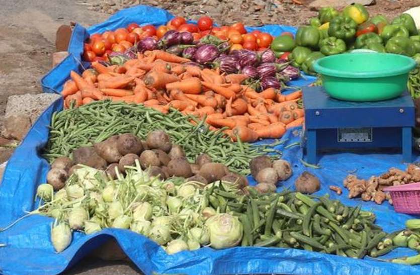 street_vendors_01.jpg लॉकडाउन में गंवाई नौकरी, अब बेच रही सब्जियां