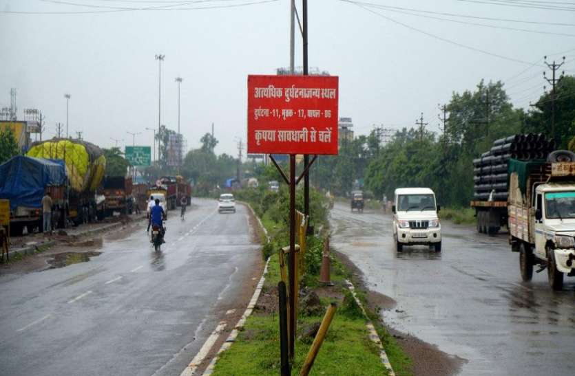 टाटीबंध चौक में हादसे से जा रही जानें, सर्विस रोड को ट्रक वालों ने बना दिया स्थायी स्टैंड टाटीबंध चौक में हादसे से जा रही जानें, सर्विस रोड को ट्रक वालों ने बना दिया स्थायी स्टैंड