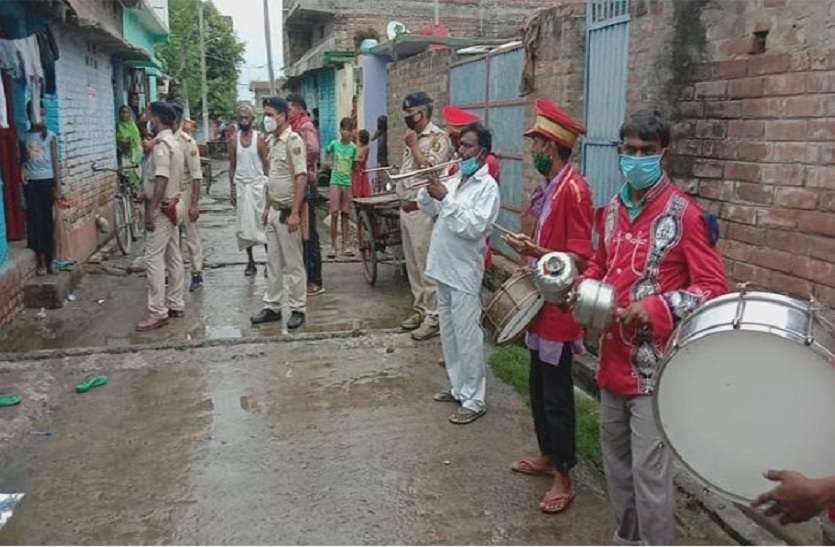 अपराधी के समर्पण के लिए बैंड बाजे के साथ आकर चिपकाया इश्तहार अपराधी के समर्पण के लिए बैंड बाजे के साथ आकर चिपकाया इश्तहार