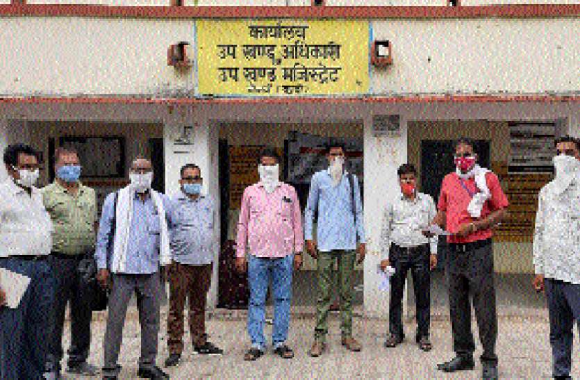 ग्राम विकास अधिकारी के साथ मारपीट करने का प्रयास करने वाले वार्ड पंच को करो गिरफ्तार ग्राम विकास अधिकारी के साथ मारपीट करने का प्रयास करने वाले वार्ड पंच को करो गिरफ्तार