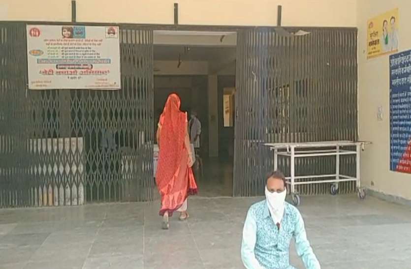 तेज रफ्तार से जा रही कार का पहिया अचानक फटा, मची चीख पुकार, फिर जो हुआ तेज रफ्तार से जा रही कार का पहिया अचानक फटा, मची चीख पुकार, फिर जो हुआ