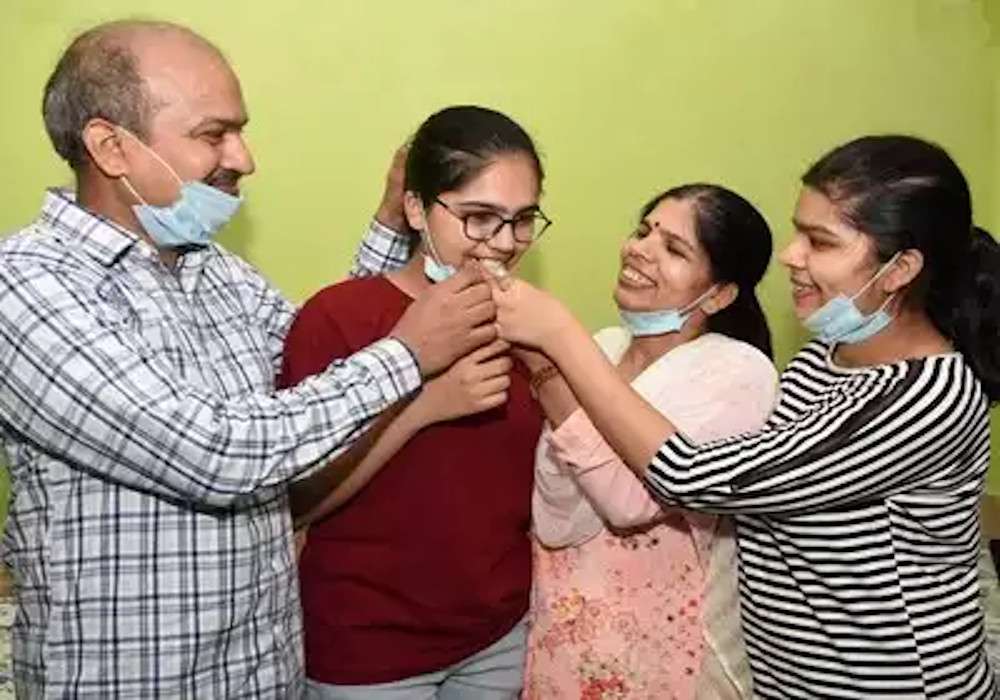 CBSE Result 2020: परीक्षा में 600 में से 600 अंक लाने वाली दिव्यांशी जैन हैं इंडिया टॉपर, इतिहास में रिसर्च कर बनाना चाहती हैं करियर