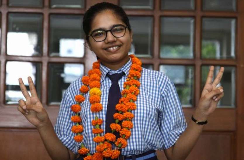 CBSE Result 2020: परीक्षा में 600 में से 600 अंक लाने वाली दिव्यांशी जैन हैं इंडिया टॉपर, इतिहास में रिसर्च कर बनाना चाहती हैं करियर CBSE Result 2020: परीक्षा में 600 में से 600 अंक लाने वाली दिव्यांशी जैन हैं इंडिया टॉपर, इतिहास में रिसर्च कर बनाना चाहती हैं करियर