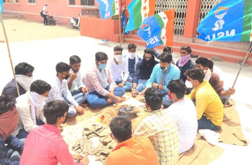 एनएसयूआई के पदाधिकारियों ने किया सदबुद्धि यज्ञ एनएसयूआई के पदाधिकारियों ने किया सदबुद्धि यज्ञ