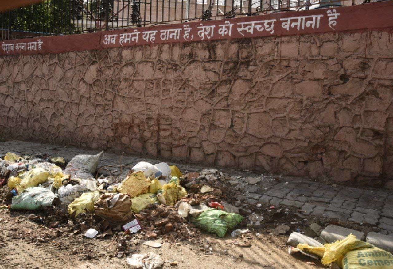 एक ओर स्लोगन लिखा है देश को स्वच्छ बनाना है वही शहर मे जगह जगह पड़ी गन्दगी।