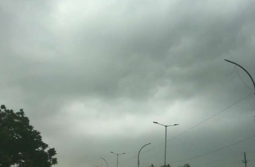Strong sunlight during the day, heavy rain somewhere दिन में तेज धूप, कहीं खंड वर्षा, उमस से बेहाल जनजीवन