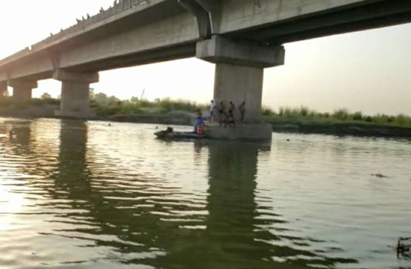 yamuna.jpg यूपी: यमुना में नहाने गए पांच दोस्तो में से दो की डूबने से मौत