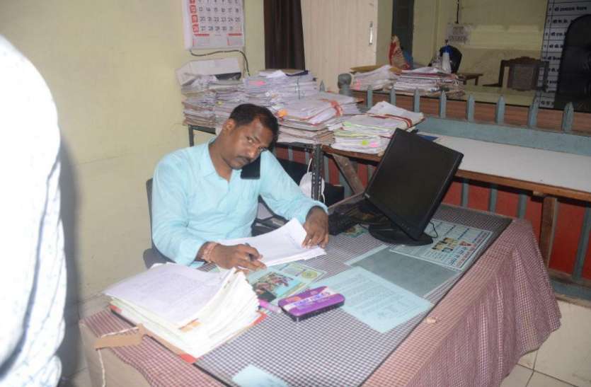 बिना मास्क के कलेक्टोरेट व शासकीय कार्यालयों में नहीं मिलेगी एंट्री बिना मास्क के कलेक्टोरेट व शासकीय कार्यालयों में नहीं मिलेगी एंट्री