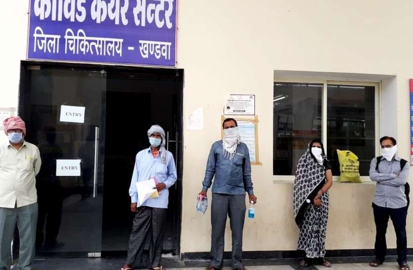 कोविड केयर सेंटर से डिस्चार्ज हुए मरीज। हाई रिस्क कांटेक्ट का सैंपल होने तक चार ओर लोगों तक पहुंच रहा संक्रमण