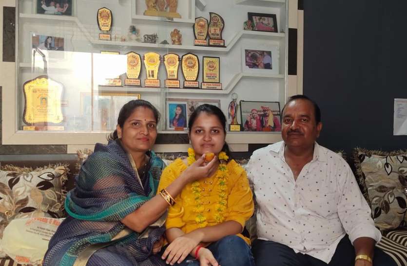 सीबीएसई 10वीं में का रिजल्ट : 98% अंकों के साथ प्रगति ने किया जिला टॉप सीबीएसई 10वीं में का रिजल्ट : 98% अंकों के साथ प्रगति ने किया जिला टॉप
