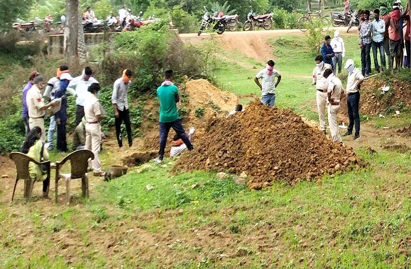 PM was taken out of the body buried 27 days ago, in the investigation, the possibility of killing, not the accident ... 27 दिन पहले दफनाए गए शव को बाहर निकाल कराया पीएम, जांच में दुर्घटना नहीं हत्या की आशंका ...