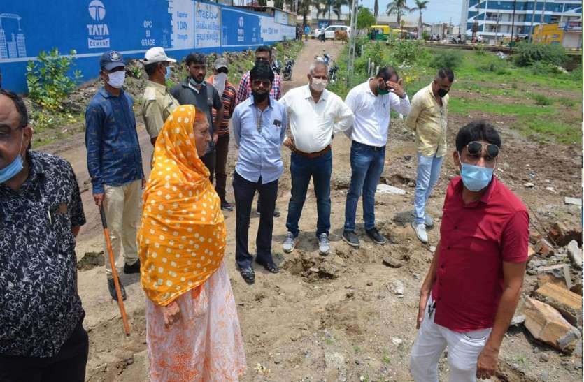 25 हजार फीट सरकारी जमीन से अतिक्रमण हटाया 25 हजार फीट सरकारी जमीन से अतिक्रमण हटाया