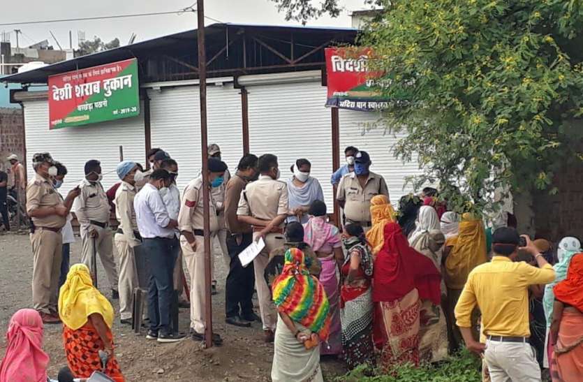 आबादी के बीच शिफ्ट की शराब दुकान, दिन रात लगेगा शराबियों का जमावड़ा, महिलाओं ने किया विरोध आबादी के बीच शिफ्ट की शराब दुकान, दिन रात लगेगा शराबियों का जमावड़ा, महिलाओं ने किया विरोध
