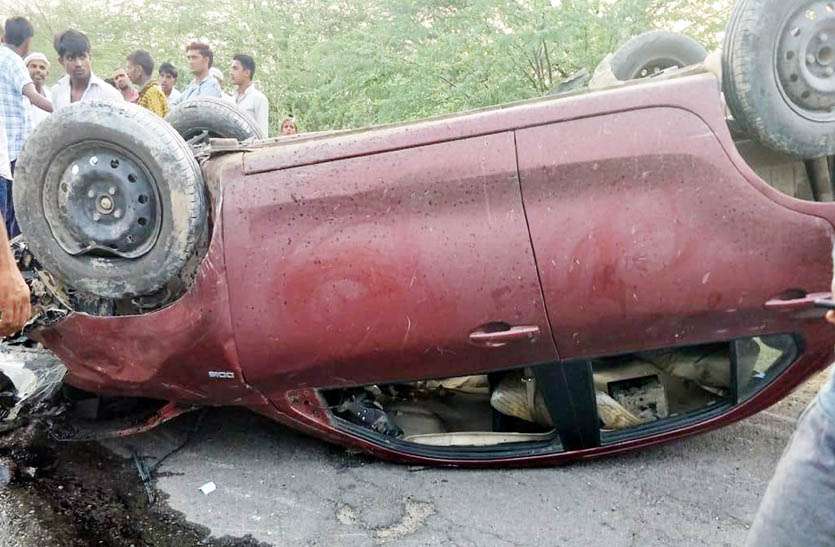 दुर्घटना में कार सवार चार जने गंभीर घायल, दो किया जयपुर रैफर दुर्घटना में कार सवार चार जने गंभीर घायल, दो किया जयपुर रैफर