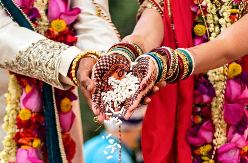 छह महीने पहले घर से भागकर की थी प्रेमी-प्रेमिका ने शादी, कोरोना संकट में लौटे तो ग्रामीणों ने डाला क्वारंटाइन में छह महीने पहले घर से भागकर की थी प्रेमी-प्रेमिका ने शादी, कोरोना संकट में लौटे तो ग्रामीणों ने डाला क्वारंटाइन में