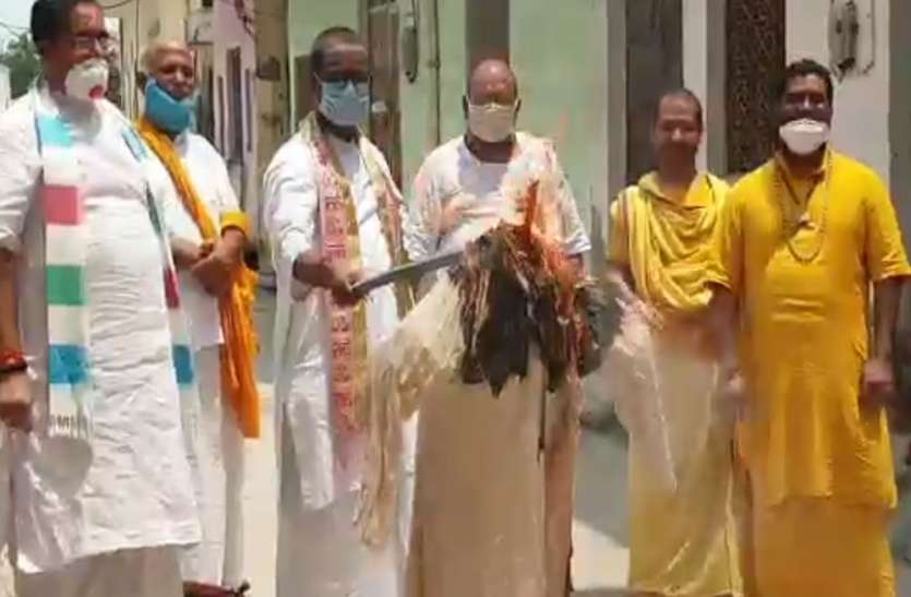 Mathura news नेपाल के प्रधानमंत्री के बेतुके ब्यान से नाराज संतों ने फूँका पुतला