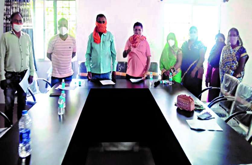 The seal on the issues of development and the Congress Councilor including the President, Vice-Chairman were absent here. विकास के मुद्दों पर लगी मुहर और इधर अध्यक्ष, उपाध्यक्ष सहित कांग्रेसी पार्षद रहे नदारद ...