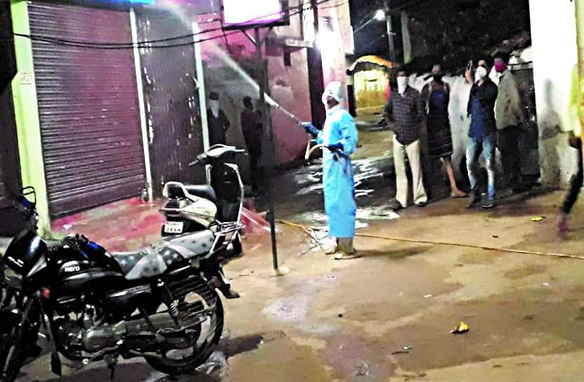 The woman who came to attend the funeral deteriorated, the report came out positive after taking the sample ... अंतिम संस्कार में शामिल होने आई महिला की तबियत बिगड़ी, सैंपल लेने के बाद आई रिपोर्ट तो निकली पॉजिटिव ...