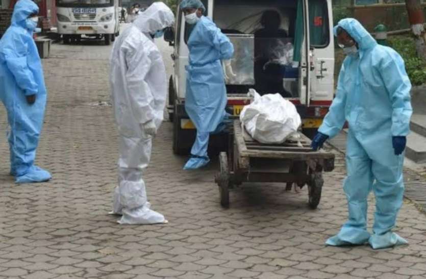 panic coronavirus deaths, ignores all relatives and neighbors दर्दनाक: कोरोना पॉजिटिव पति की मौत पर कोई रिश्तेदार नहीं आया, संक्रमित पत्नी ने किया अंतिम संस्कार