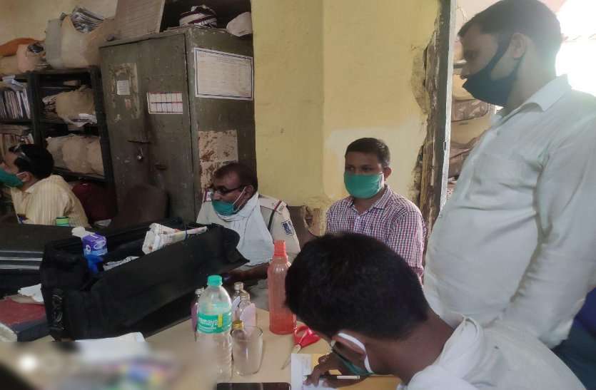 Lokayukta police caught ASI taking bribe in gwalior लोकायुक्त पुलिस ने एएसआई व कोर्ट मुंशी को रिश्वत लेते रंगे हाथों पकड़ा