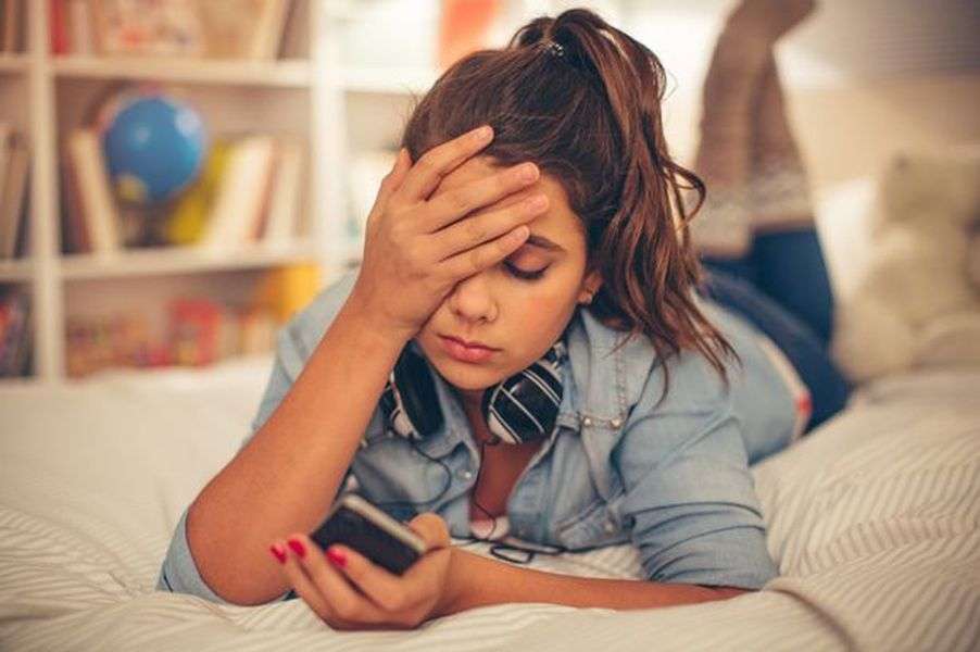 सोशल मीडिया पर 3 घंटे से ज्यादा बिताने पर मानसिक समस्याओं का जोखिम 4 गुना ज्यादा