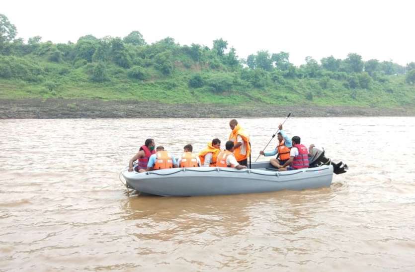 Dead body found राजस्थान में यहां लड़के ने लड़की का फोटो सीने से चिपकाकर कार समेत लगा दी नहर में छलांग