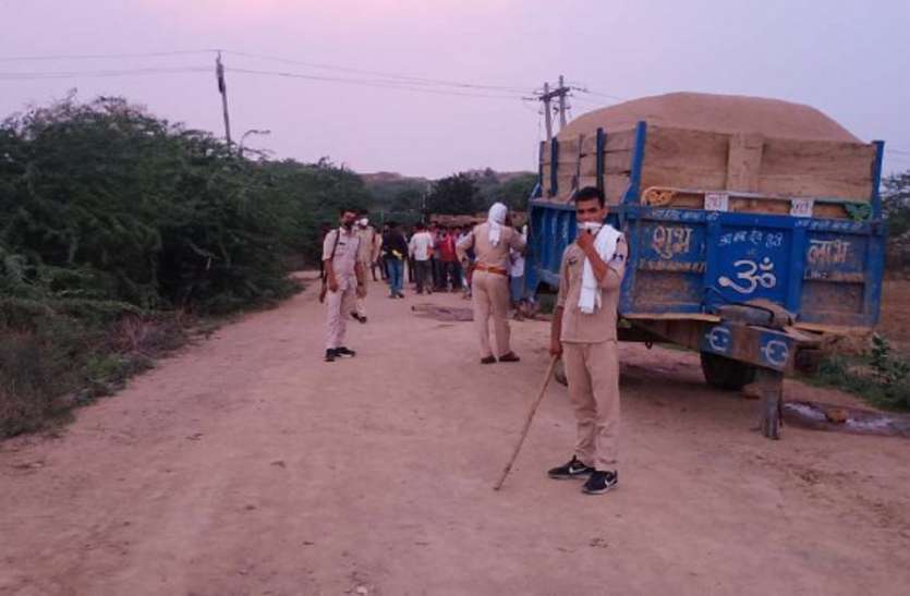 प्रशासन ने पकड़ी रेत से भरी 10 ट्रॉलियां, एक लोडर प्रशासन ने पकड़ी रेत से भरी 10 ट्रॉलियां, एक लोडर