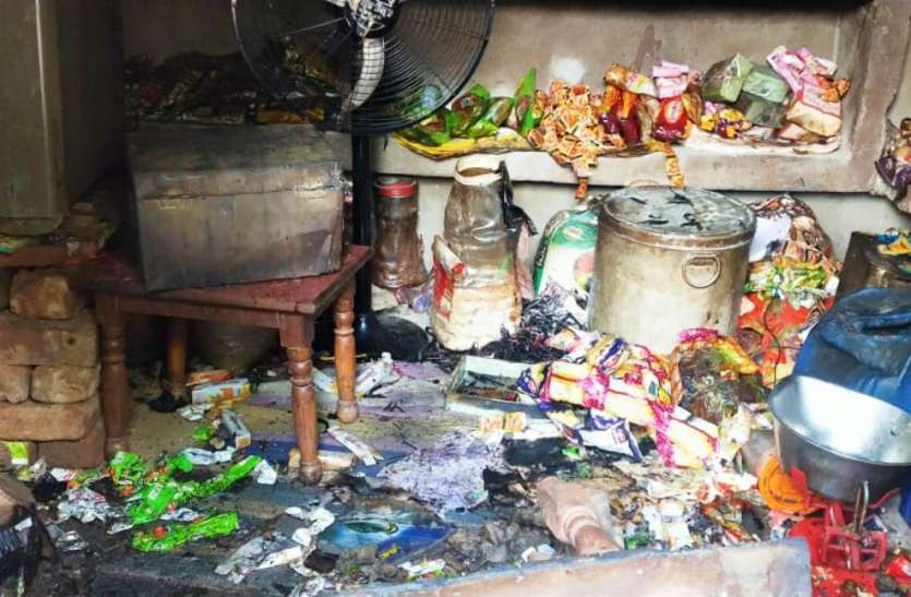fire shop चोरों ने परचून की दुकान का तोड़ दिया ताला, चोरी के बाद लगा दी आग