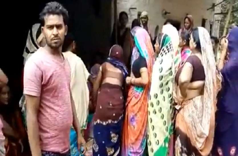 28 वर्षीय युवक ने फांसी लगाकर की आत्महत्या, परिजनों में मचा कोहराम 28 वर्षीय युवक ने फांसी लगाकर की आत्महत्या, परिजनों में मचा कोहराम