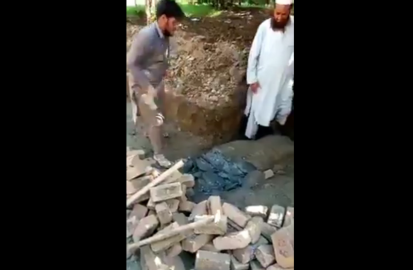 pakistan Pakistan: भगवान गौतम बुद्ध की प्राचीन मूर्ति को मौलवी ने बताया गैर इस्लामिक, मजदूरों ने हथौड़े से तोड़ा