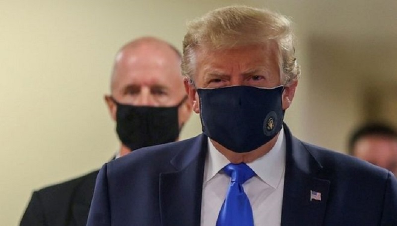 Donald Trump in face mask