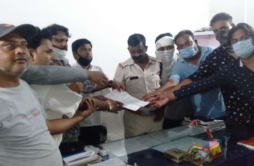 After BJP, Congress workers submitted memorandum demanding action agai भाजपा के बाद कांग्रेस कार्यकर्ताओं ने ज्ञापन सौंप भाजपा कार्यकर्ताओं के खिलाफ कार्रवाई की मांग