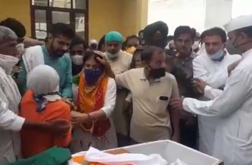 photo6098058699768703421.jpg सेना के अधिकारियों से बोली शहीद जवान की बहन, 'जैसा आकाश दिया था वैसा ही चाहिए’