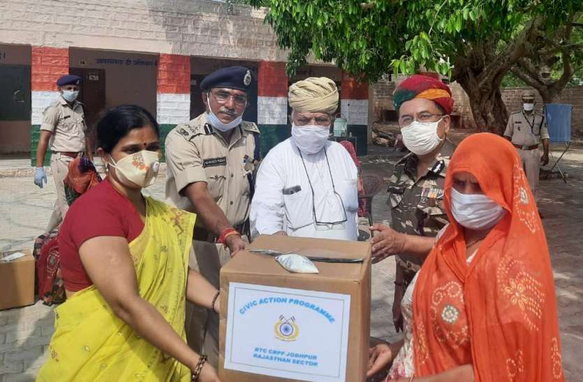 सीआरपीएफ ने ग्रामीणों को वितरित की राशन सामग्री सीआरपीएफ ने ग्रामीणों को वितरित की राशन सामग्री