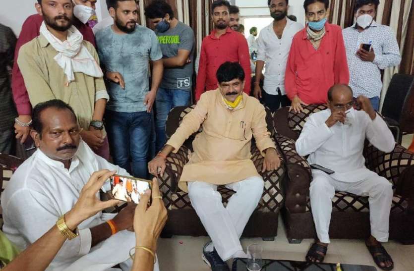 मंत्री को गिनाईं समस्या, बोले भोपाल जाकर दिखवाता हूं मंत्री को गिनाईं समस्या, बोले भोपाल जाकर दिखवाता हूं