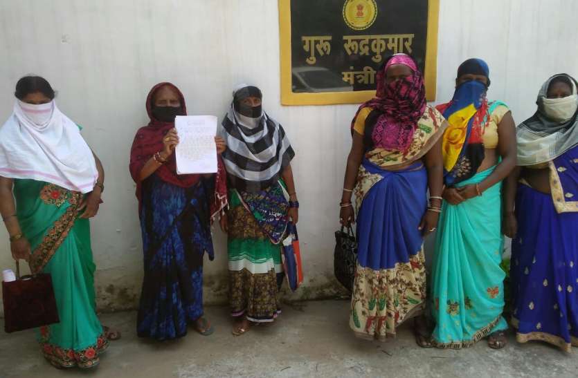 स्थानीय विधायक से मिलने भिलाई-तीन से रायपुर तक चक्कर लगाता रहा 23 परिवार स्थानीय विधायक से मिलने भिलाई-तीन से रायपुर तक धक्का खाता रहा रहा 23 परिवार