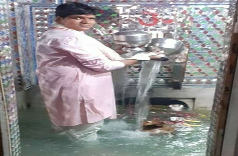 श्रद्धालुओं ने की भगवान भोलेनाथ की पूजा श्रद्धालुओं ने की भगवान भोलेनाथ की पूजा