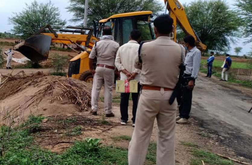 रेत माफिया के घर पर दबिश, 105 घन मीटर डंप रेत जब्त रेत माफिया के घर पर दबिश, 105 घन मीटर डंप रेत जब्त