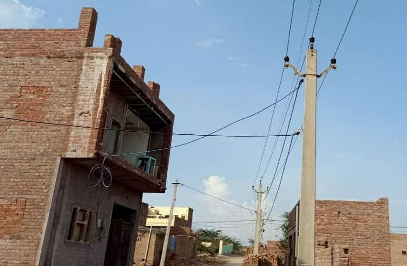 पुरानी बंद लाइटों को ठीक कर चला रहे काम पुरानी बंद लाइटों को ठीक कर चला रहे काम
