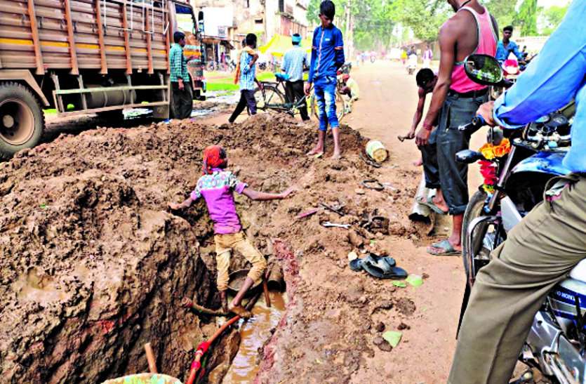 Mobile companies are ruining the roads, Nagar Panchayat has kept silent ... सड़कों को बर्बाद कर रही है मोबाइल कंपनिया, नगर पंचायत ने साधी चुप्पी ...