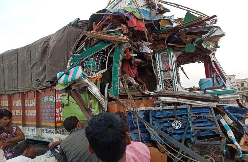 ट्रक के पीछे से आ रहे ट्रक ने मारी टक्कर , गंम्भीर घायल दोनों चालकों को किया रैफर ट्रक के पीछे से आ रहे ट्रक ने मारी टक्कर , गंम्भीर घायल दोनों चालकों को किया रैफर