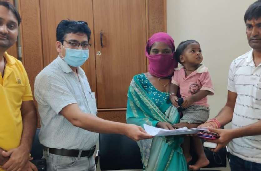 लोकसभा अध्यक्ष बिरला ने दी शंकरलाल को 50 हजार की सहायता लोकसभा अध्यक्ष बिरला ने दी शंकरलाल को 50 हजार की सहायता