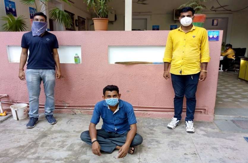 सगाई होने से नाराज युवक ने महिला मित्र को कर दिया परेशान, पहुंचा सलाखों के पीछे सगाई होने से नाराज युवक ने महिला मित्र को कर दिया परेशान, पहुंचा सलाखों के पीछे