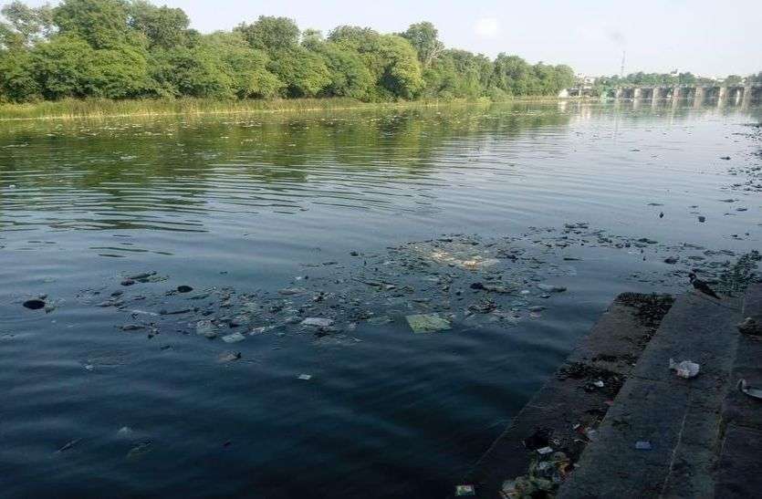 ये कैसी स्वच्छता, किस नदी तट पर लगा गदंगी का ढेर ये कैसी स्वच्छता, किस नदी तट पर लगा गदंगी का ढेर