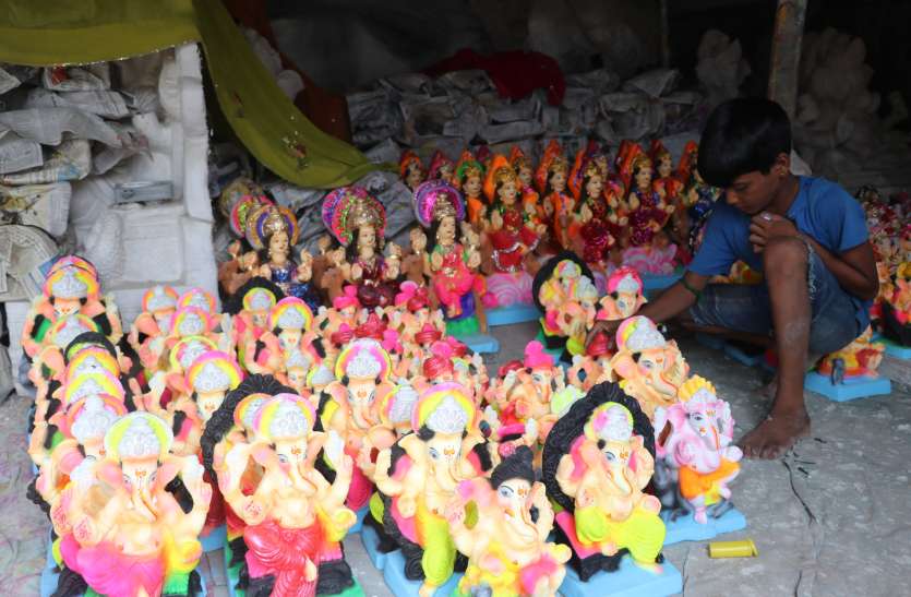 ganeshotsava.jpg कोरोना इफेक्ट : इस बार बड़ी मूर्तियों के बजाय छोटी गणेश मूर्तियां ज्यादा बनाने में जुटे मूर्तिकार