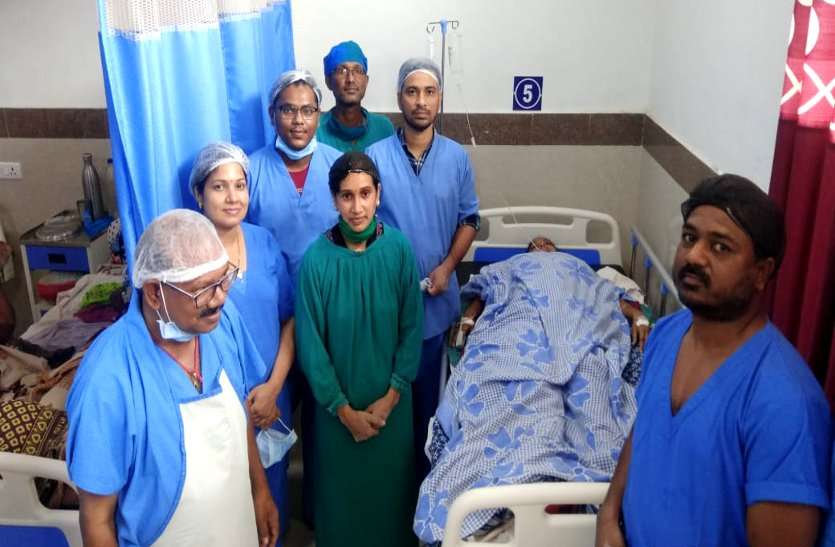 महिला की पेट में अचानक हुआ असहनीय दर्द, जब जांच की तो बच्चेदानी की नली में मिला 45 दिन का भ्रूण महिला की पेट में अचानक हुआ असहनीय दर्द, जब जांच की तो बच्चेदानी की नली में मिला 45 दिन का भ्रूण