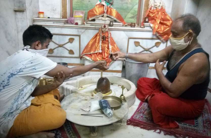 शनि प्रदोष पर महादेव का अभिषेक-पूजन शनि प्रदोष पर महादेव का अभिषेक-पूजन