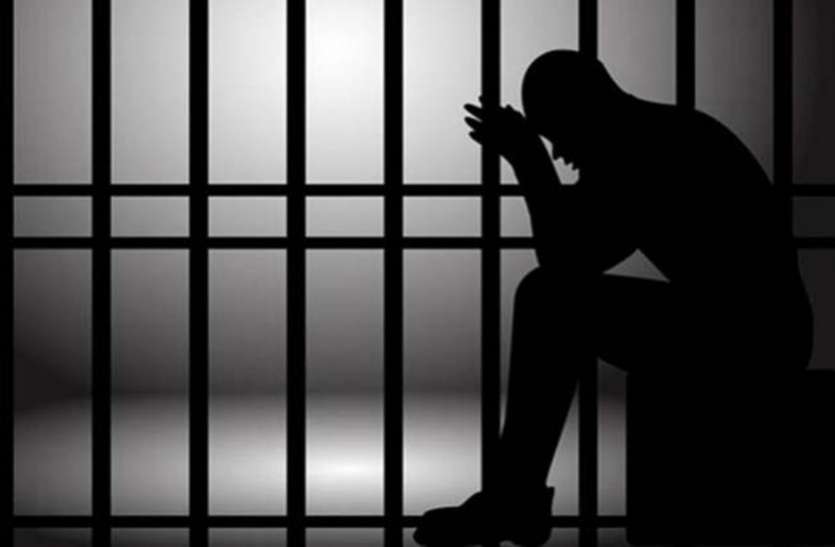 Father and son arrested for corruption गजब है ये चावल-गेहूं व दाल, पिता-पुत्र को पहुंचा दिए जेल